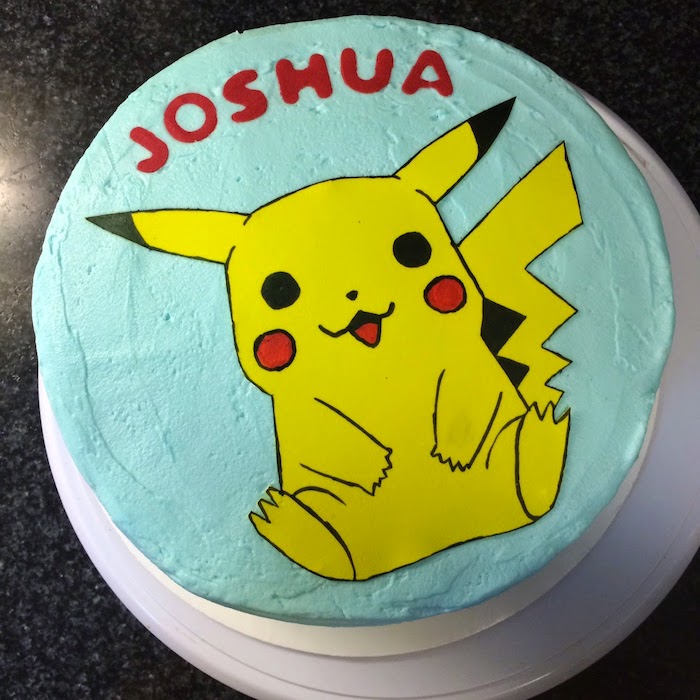 anniversaire theme pokemon, crème en colorant turquoise, pâte d'amande jaune, gâteau surprise
