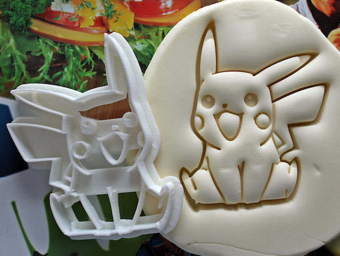 anniversaire theme pokemon, moule en plastique pikachu, pâte gâteau, comment faire un gateau, décoration pokémon