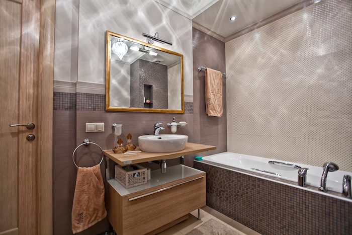 meuble salle de bain bois, serviette marron, porte-serviette métallique, lavabo à poser, cadre miroir doré