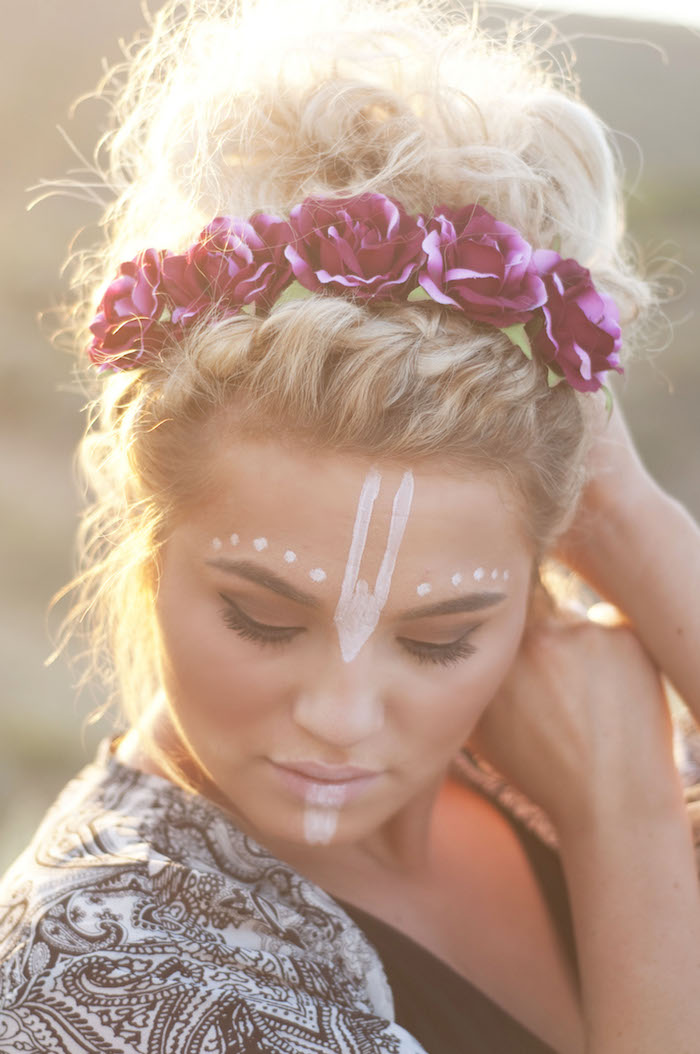 maquillage carnaval, flower child, dessin sur le visage, accessoire cheveux avec fleurs, femme hippie