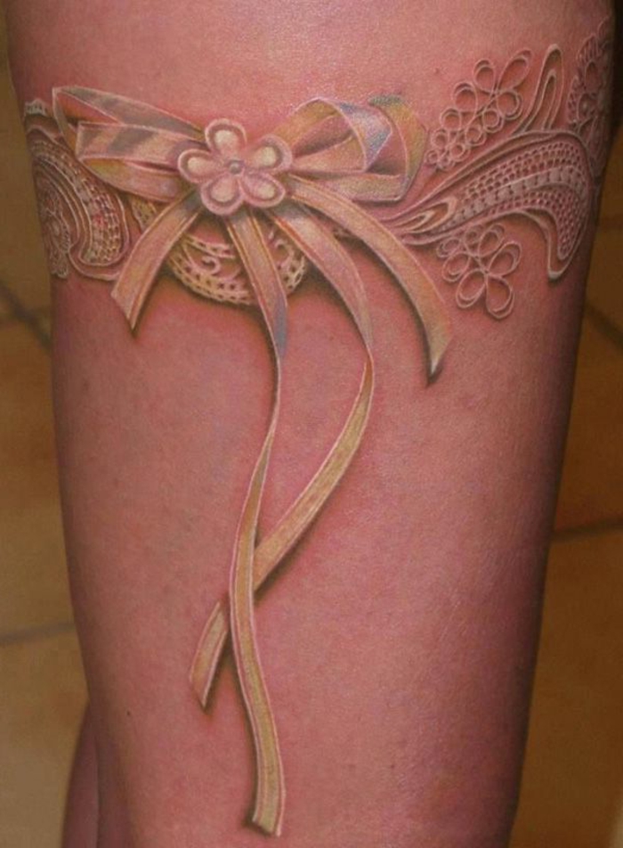 dentelle tattoo en beige et blanc, petite fleur blanche et ruban tatouée beige