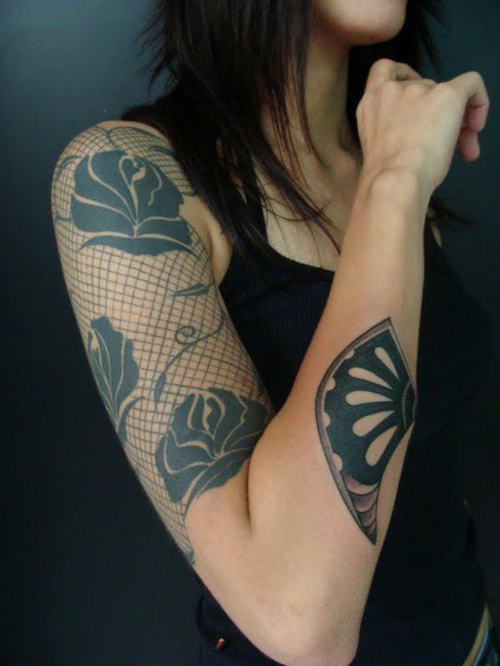 dentelle tattoo, filet de pêche, grandes fleurs et un détail abstrait à l'avant-bras