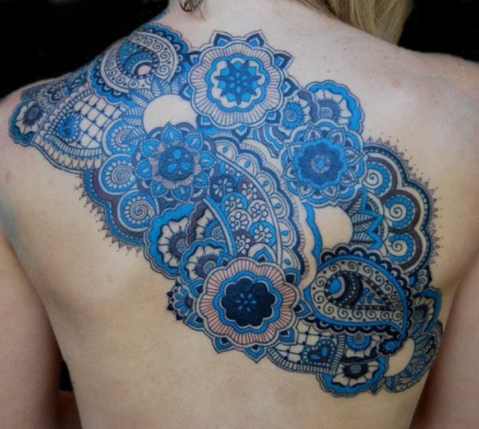 dentelle tattoo, tatouage bleu au dos, motifs vintage, grand tattoo avec éléments de dentelles
