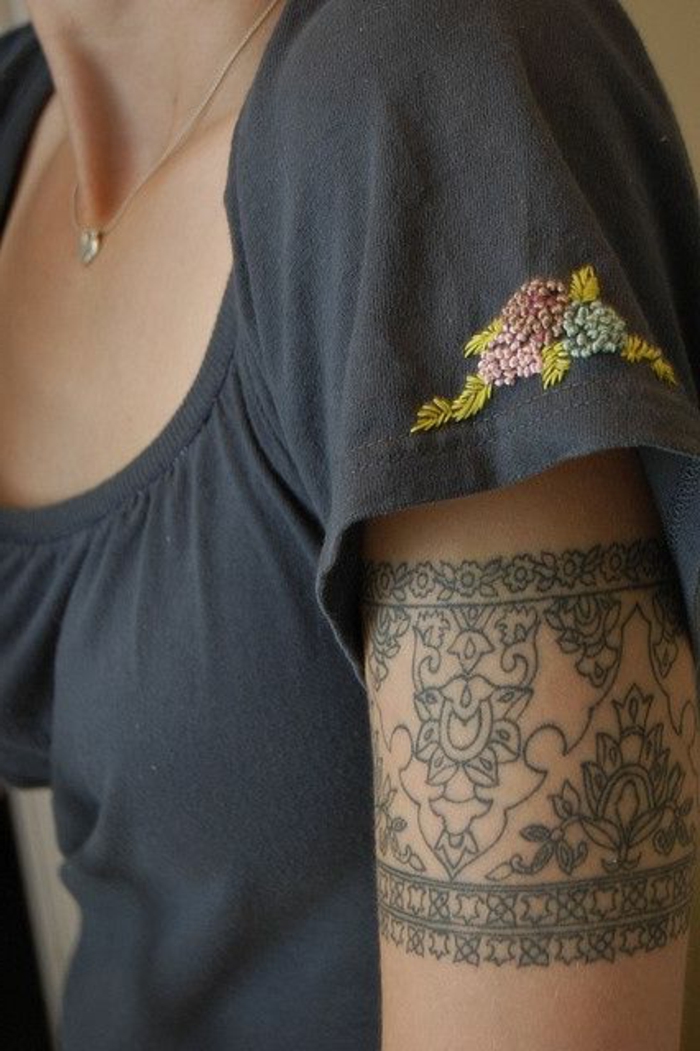 dentelle tattoo, tour de bras avec dentelle tatouée florale