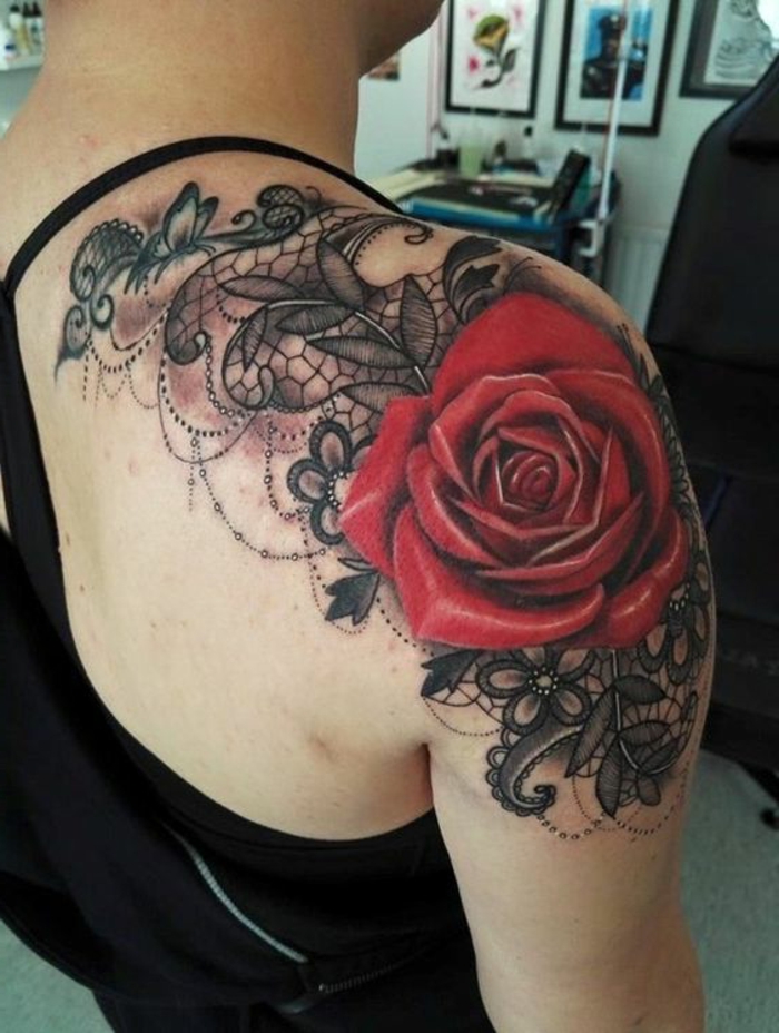 dentelle tattoo épaule, tatouage épaule rose, jolie dentelle combinée avec rose