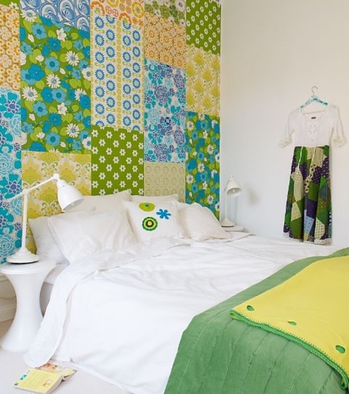 fabriquer une tete de lit, pièces des rectangles de papier peint floral, motif patchwork, linge de lit blanc et couverture verte