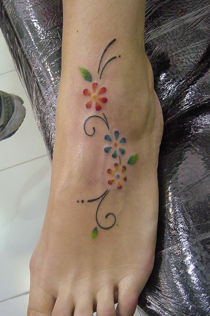dessin de henné, fleurs stylisées en teintes différentes, tatouage temporel