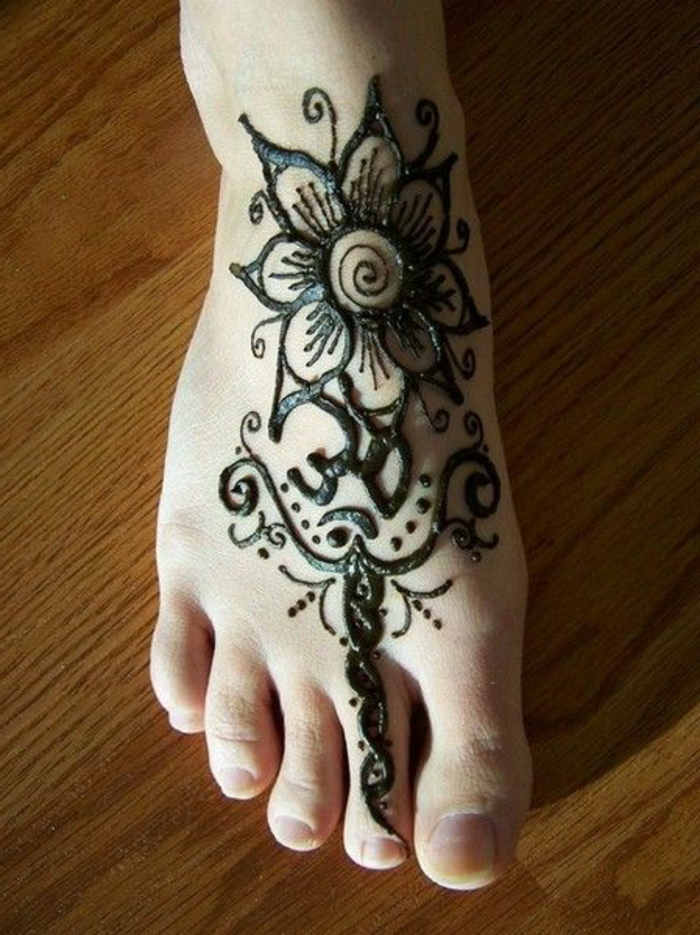 dessin de henné, fleur magnifique tatouée sur le pied, décoration de pied traditionnel