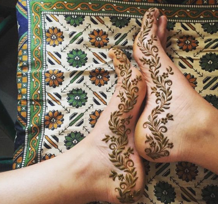 dessin de henné, pieds dessinés de henné, plaid bariolé à motifs floraux