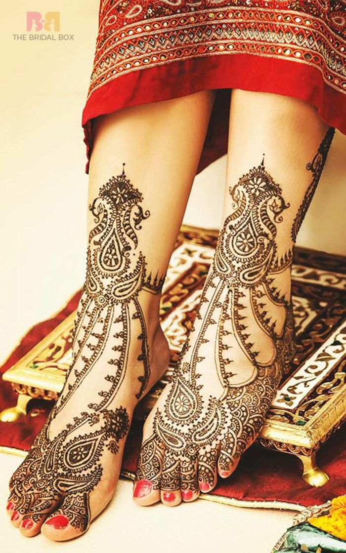 dessin de henné, tatouage de mariée indienne, ornements symboliques