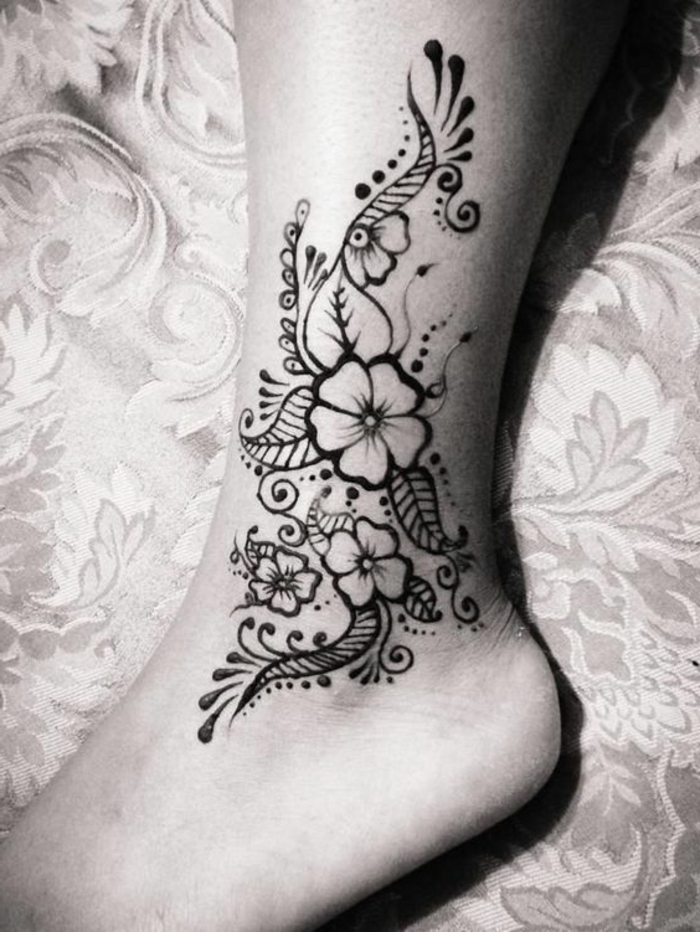 dessin de henné, cheville, fleurs tatouées temporaires, décoration de pied