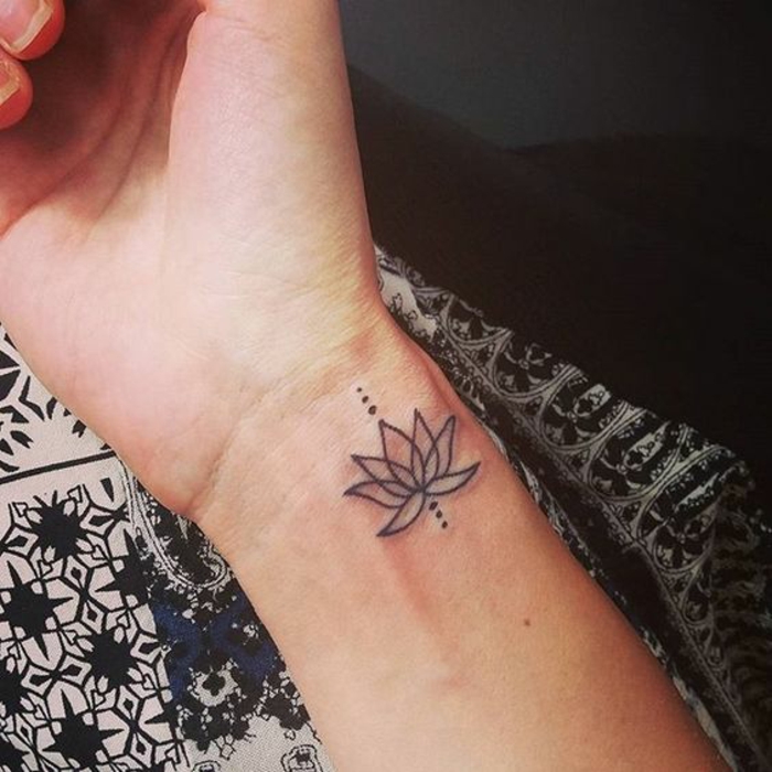 Beau tatouage poignet femme tatouage femm chouette lotus