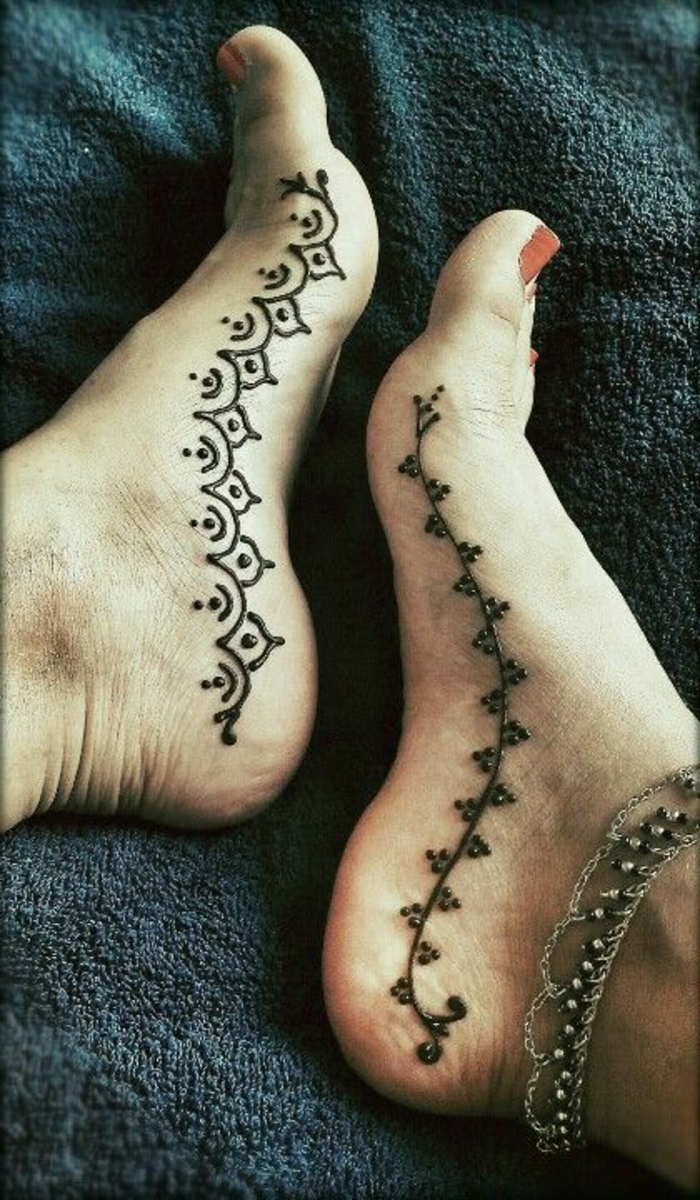 dessin henne, décoration figures au henné sur les pieds et bracelet de cheville 