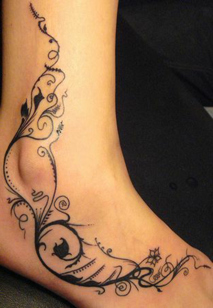 dessin henne, cheville de femme décorée de tatoo temporel subtil motifs végétaux