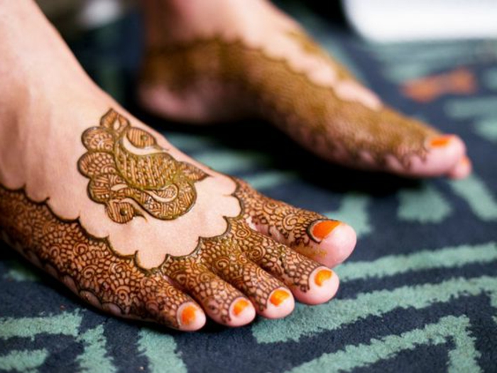 dessin henné, vernis à ongles couleur ocre, tatouages temporels pour pieds