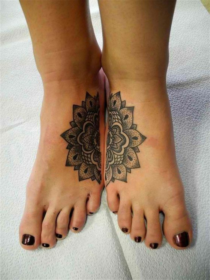 dessin henné, un mandala construite de deux parties aux deux pieds