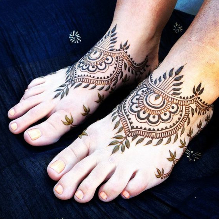 dessin henné, symboles indiens tatoués au henné, feuilles et figures géométriques