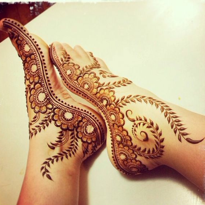 dessin henné, pieds décorés de henné, fleurs sur les plantes des pieds