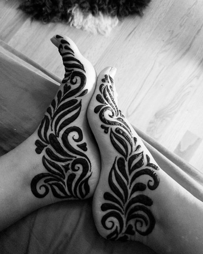 dessin henné, figures décoratives sur les pieds, coeurs et motifs floraux
