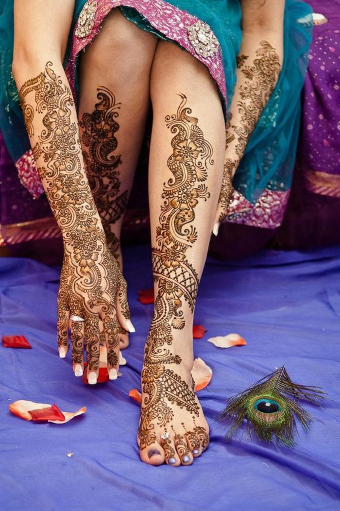 dessin henné, tatouage ephémères sur les pieds et les bras, art décoratif pour femmes