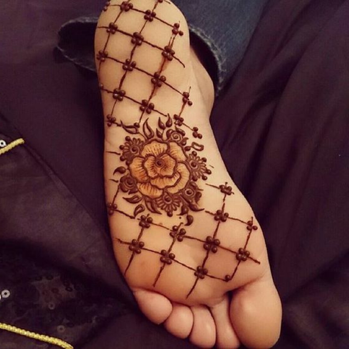 dessin henné, dessin au henné sur la plante du pied, rose couleur marron