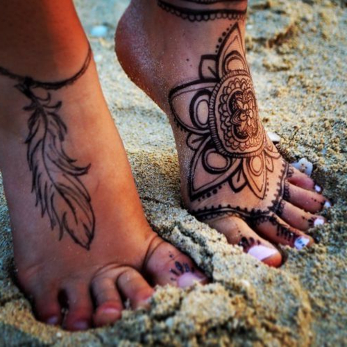 dessin henné, fleur et plume, motifs populaires ethniques pour les tatouages temporaires