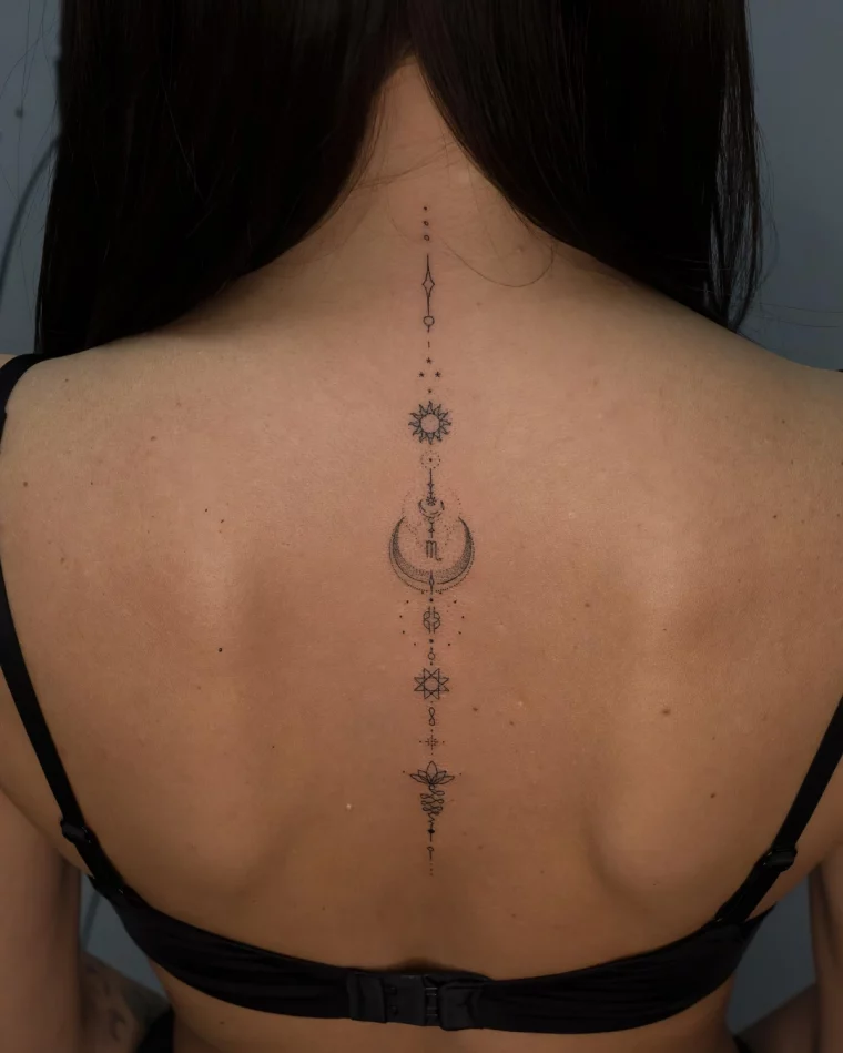 dessin lignes fines tatouage colonne vertebrale femme motifs lune soleil