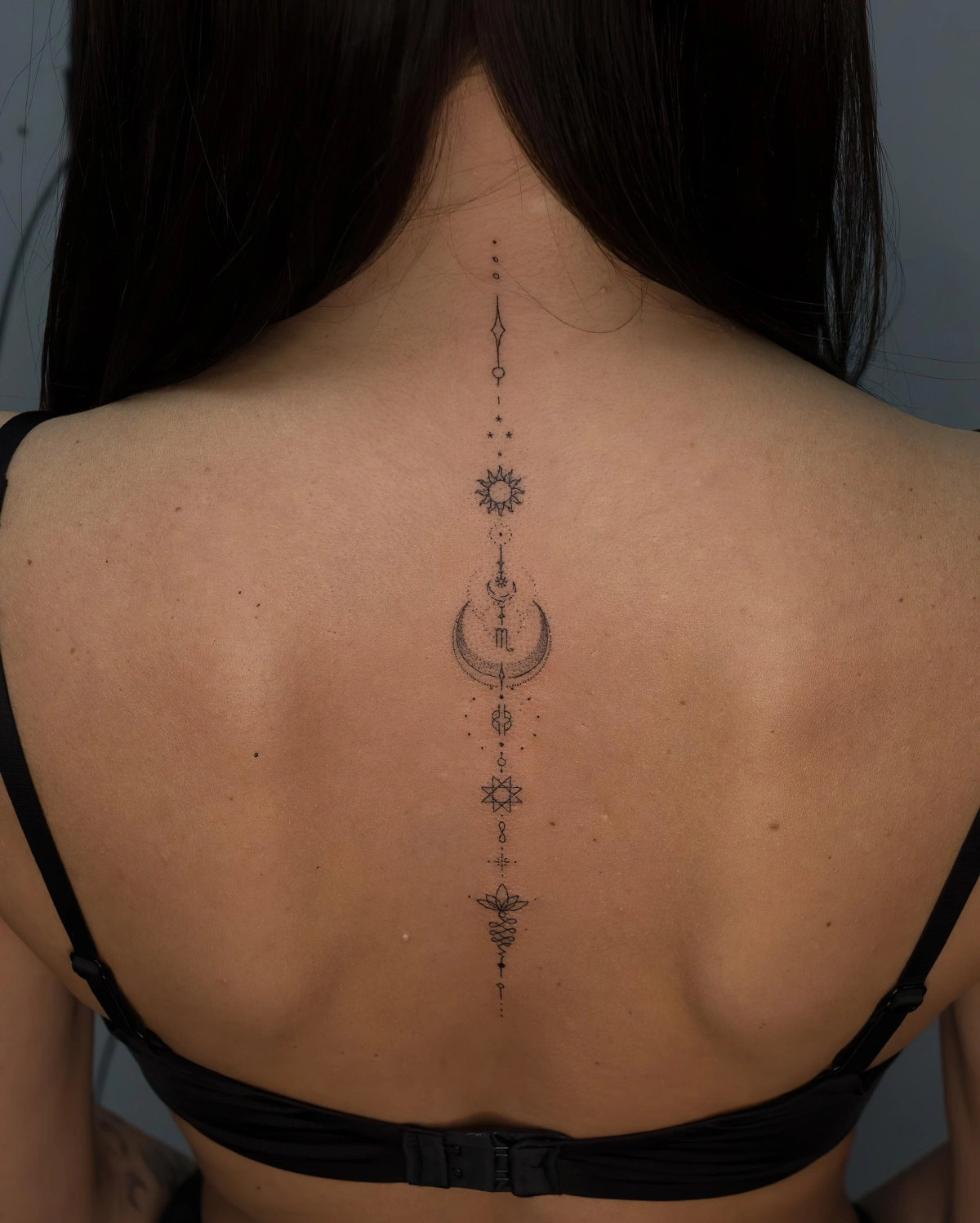 dessin lignes fines tatouage colonne vertebrale femme motifs lune soleil