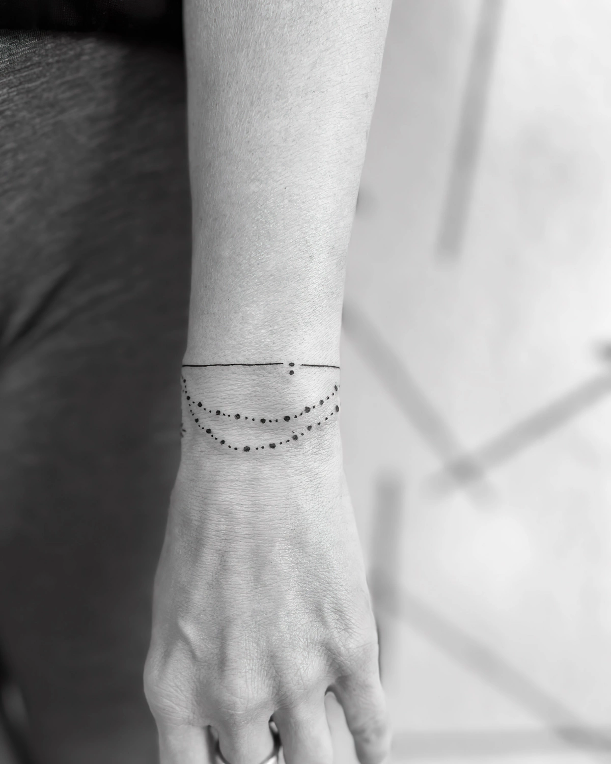 dessin peau bracelet ornements perles photo blanc noir tatouage femme