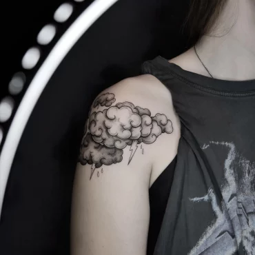 dessin realiste sur peau tatouage epaule femme nuages orage