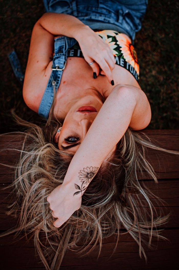 jolie fleur tournesol tatouée sur le poignet, idée tatouage poignet femme discret, tattoo fleur sur le bras