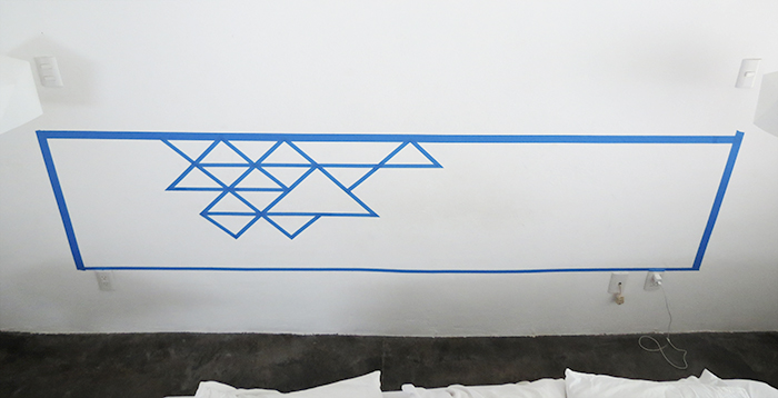 former des triangles a l interieur du cadre en washi tape, idée comment fabriquer une tete de lit, formes géométriques