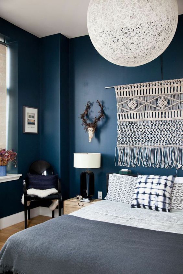 une chambre à coucher bleu pétrole de style bohème chic, décoration murale à inspiration ethnique