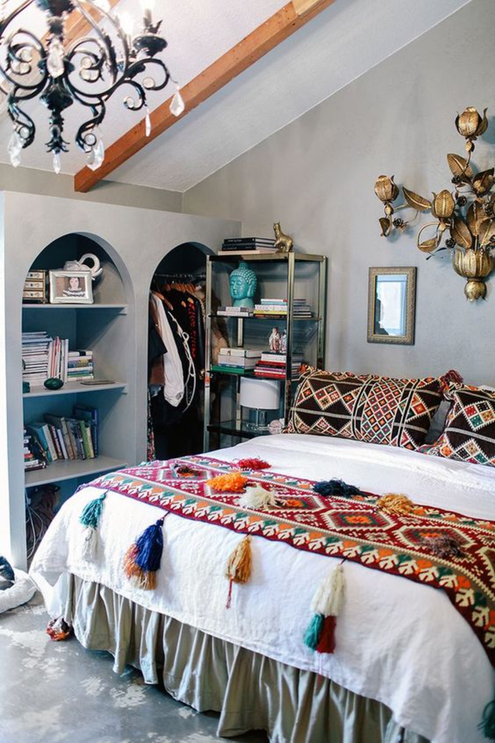 une chambre à coucher à inspiration ethnique marocaine, des niches murales à la marocaine