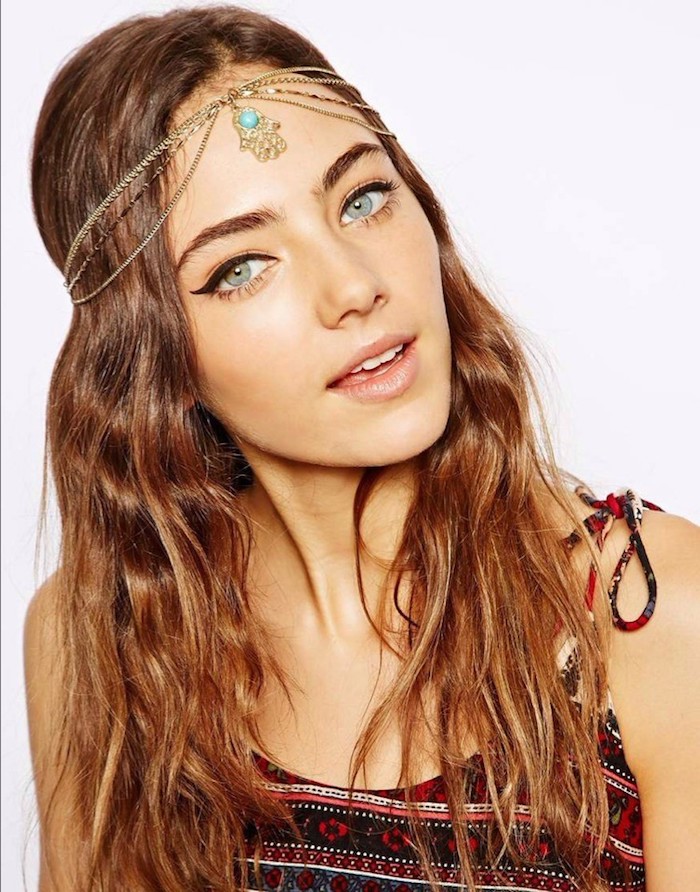 maquillage hippie, lèvres rose, eye-liner noir, accessoire ethnique pour tête, déguisement hippie femme