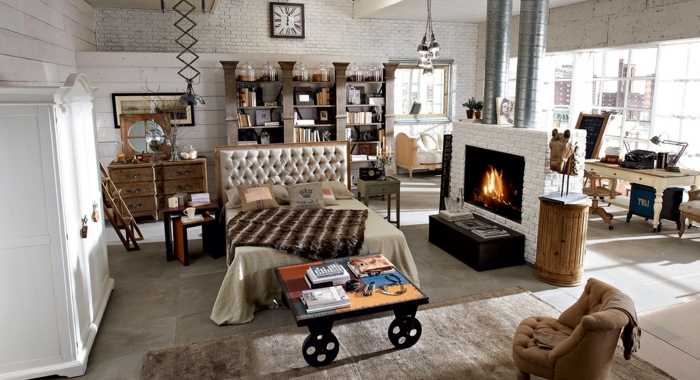 meuble industriel, tapis moelleux, garde robe blanche, cheminée en briques, bureau en bois, pipes apparents