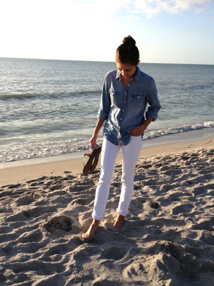Superbe idée tenue pantalon noir chemise blanche femme chemise jean au bord de la mer