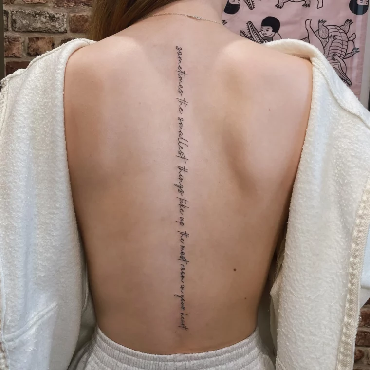 ecriture tatouage colonne vertebrale femme citation inspirante mots