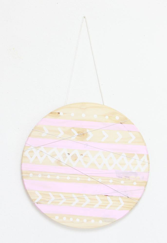 faire une croisement de cordes elastiques sur la planche en bois ronde, dessiner des motifs colorés, astuce rangement bureau