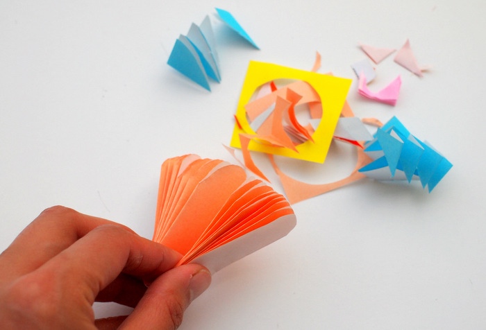 entailler les bouts de papier pour fabriquer une fleur en papier coloré soi meme, idée de bricolage enfant facile, créatif