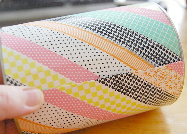 envelopper la boite de conserve de papier cartonné customisé de bandes de washi tape multicolores, activités manuelles pour enfants