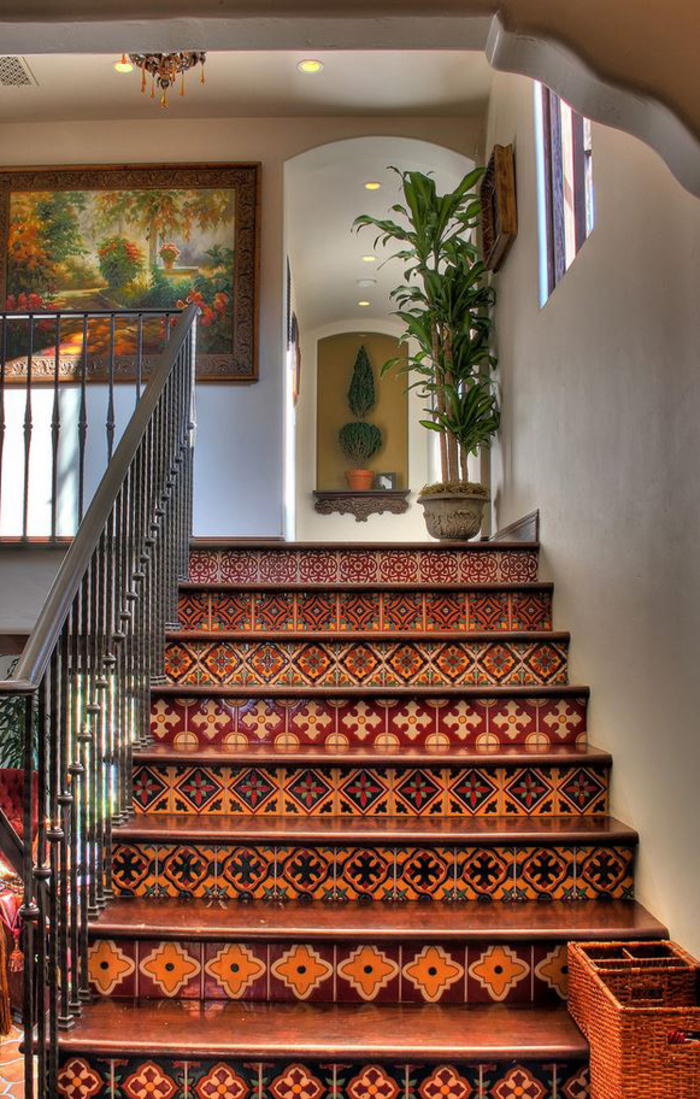 des carreaux de ciment de style espagnole dans l'escalier pour une ambiance chic ethnique, des nuances de couleur sienne au sol et aux murs