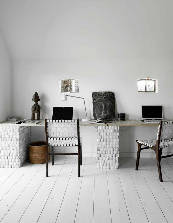 un espace bureau d'esprit exotique, joli contraste entre la petite déco et l'intérieur blanc