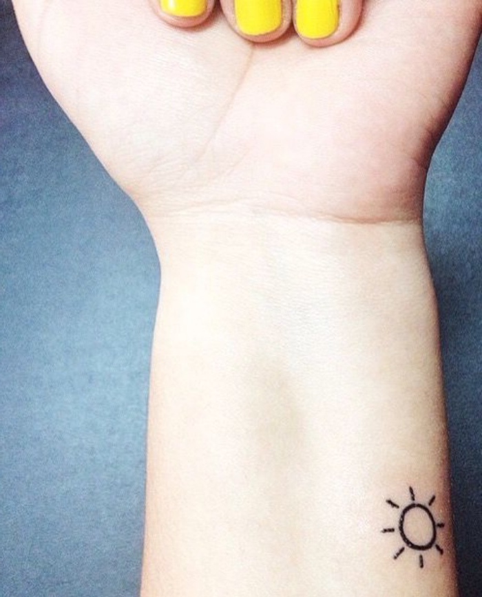 modèle de petit tatouage, soleil, dessin graphique sur le poignet, dessin simple, graphique