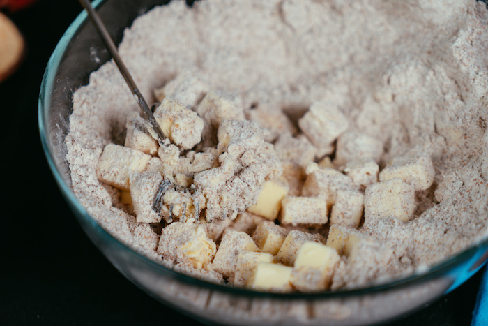 mélanger le beurre et la farine dans le bol en écrasant pour faire une tarte aux pommes maison sans gluten