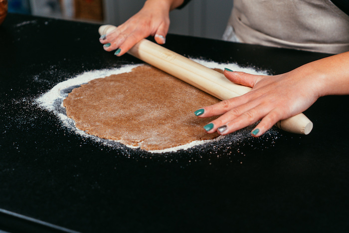étaler la pâte sur une surface plate ou comment faire une tarte sans gluten et sans sucre avec farine de blé complète