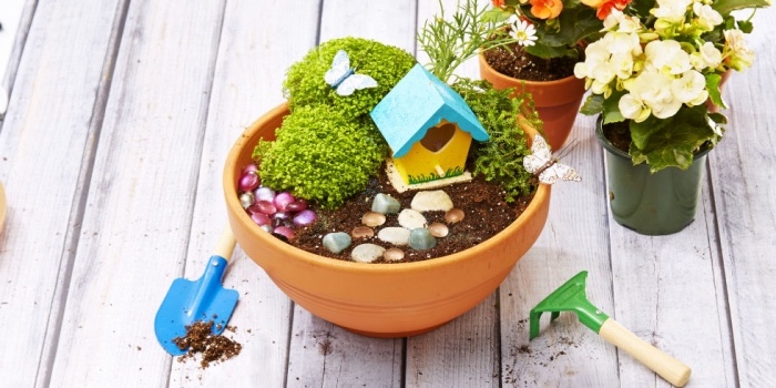 idée comment fabriquer un jardin de fée dans un pot de fleur en terre cuite, terreau, galets, plantes maisonnette, activités manuelles pour enfants printemps été