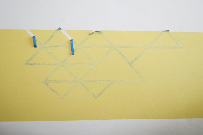 faire une tete de lit, motifs géométriques, cadre et triangles en washi tape, appliquer une peinture jaune dans le cadre