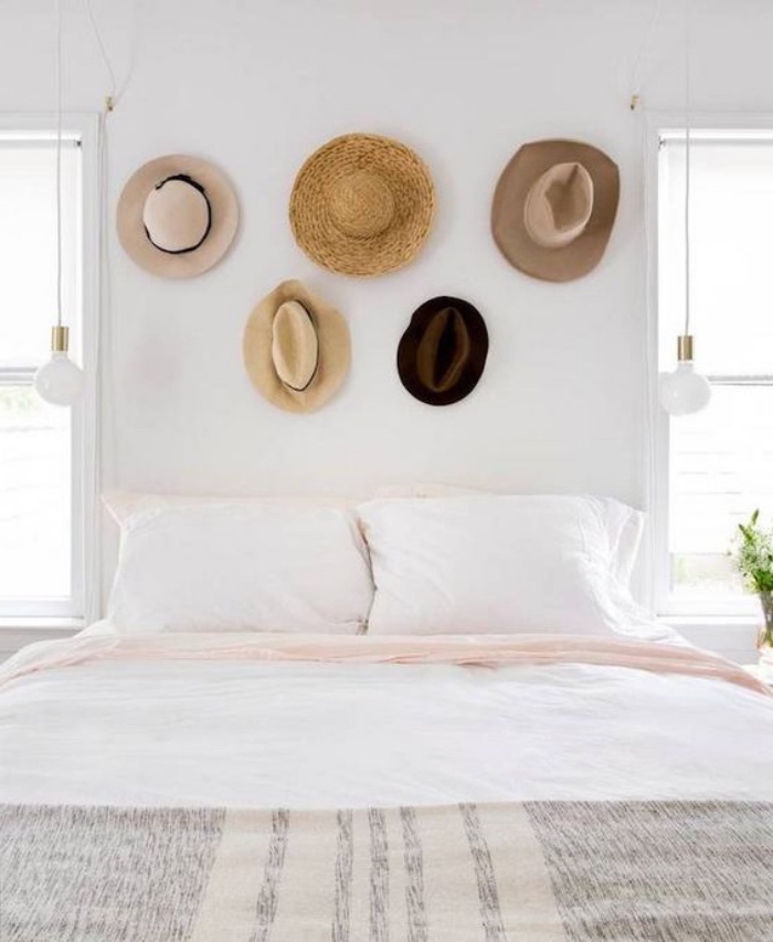 chapeaux d été en guise de tête de lit, idée alternative pour fabriquer une tete de lit originale, linge blanc et rose et couverture grise, mur couleur blanche