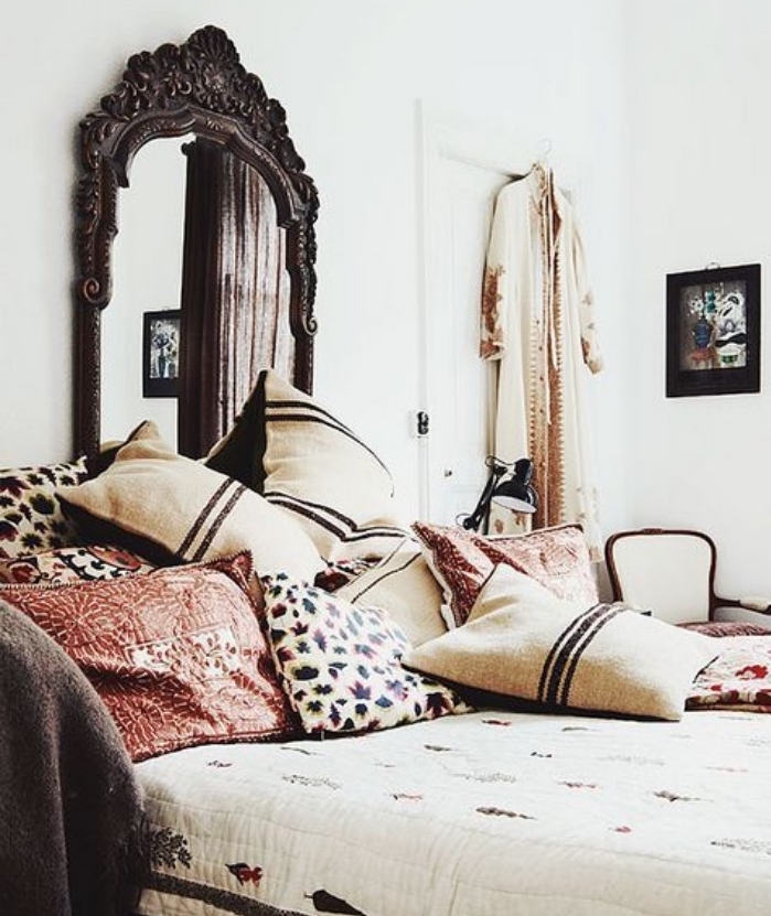 faire une tete de lit miroir baroque, projet de bricolage facile, diy deco chambre, plusieurs coussins colorés, style boheme chic oriental